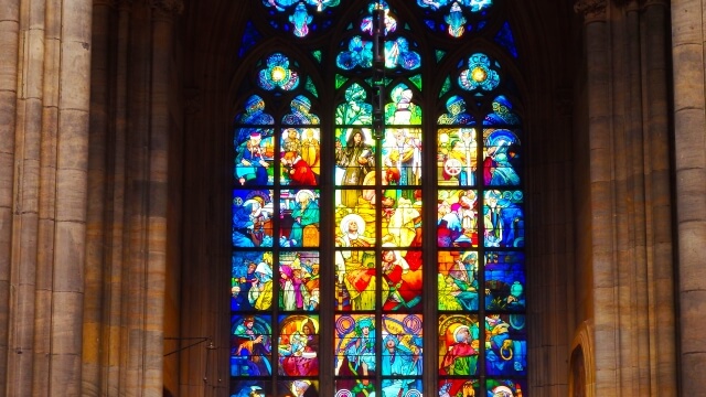 ミュシャが晩年に手がけた聖ヴィート大聖堂のステンドグラス